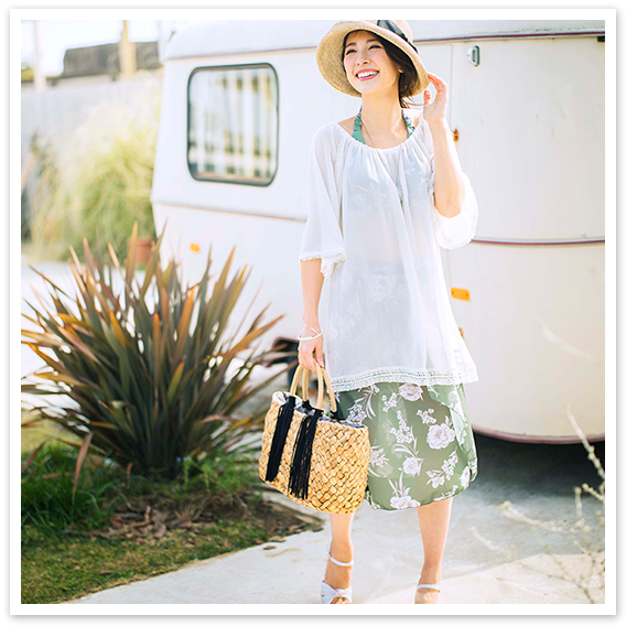 プルオーバーのさりげない透け感が涼しげに見せる