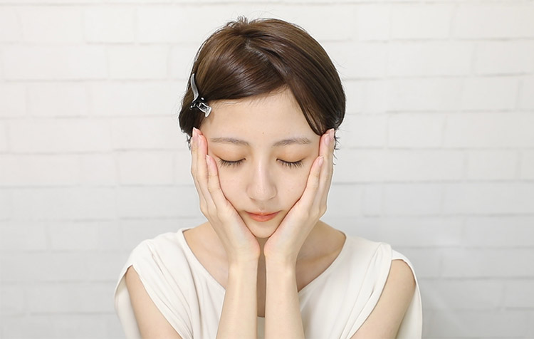 ４．顔全体に馴染ませる。（洗い流さないタイプです）週に１～２回の使用が目安♪