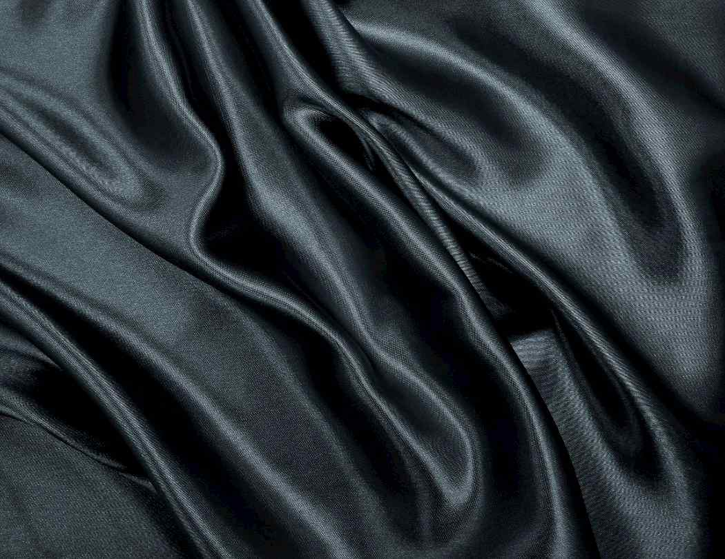 黒ドレスにおすすめの素材