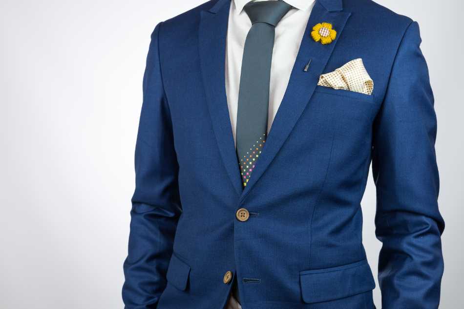 スーツを華やかにする ラペルピン の種類や使い方を解説 ファッション通販 マルイウェブチャネル