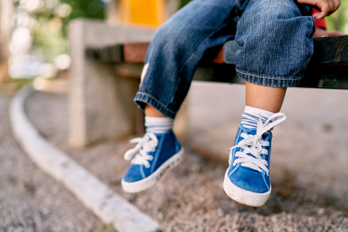 子どもの靴のサイズはどうやって選ぶの？年齢別の目安や注意点を解説！