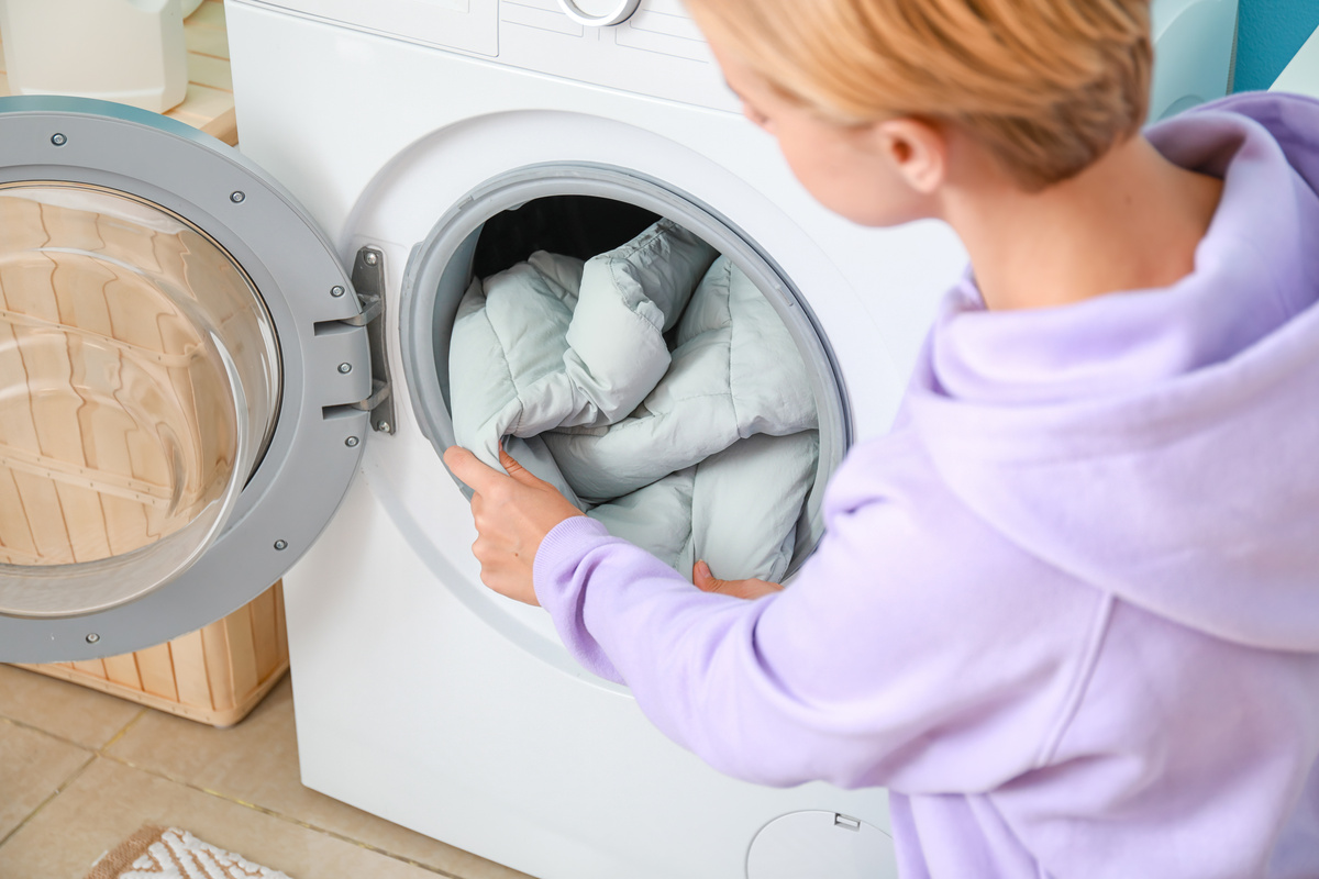 ダウンジャケットは自宅で洗濯できる？注意点や洗う時のポイントを解説