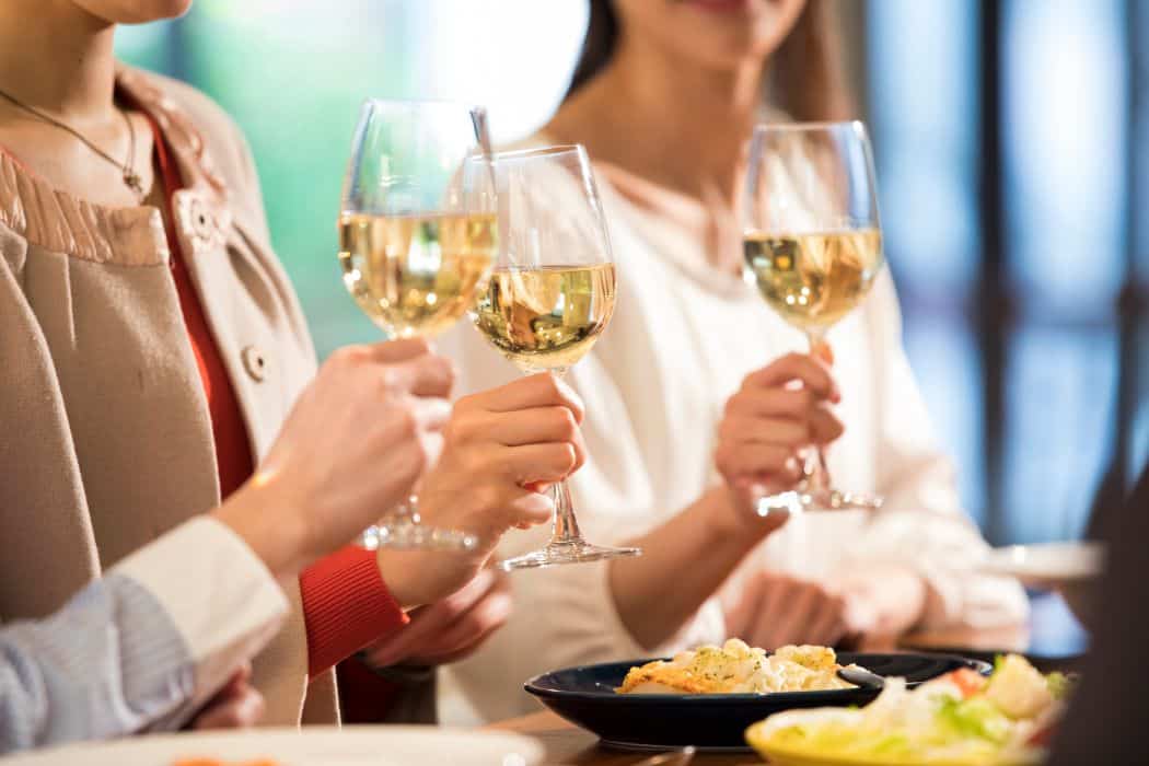 レセプションパーティーとは？知っておきたい服装やマナーについて