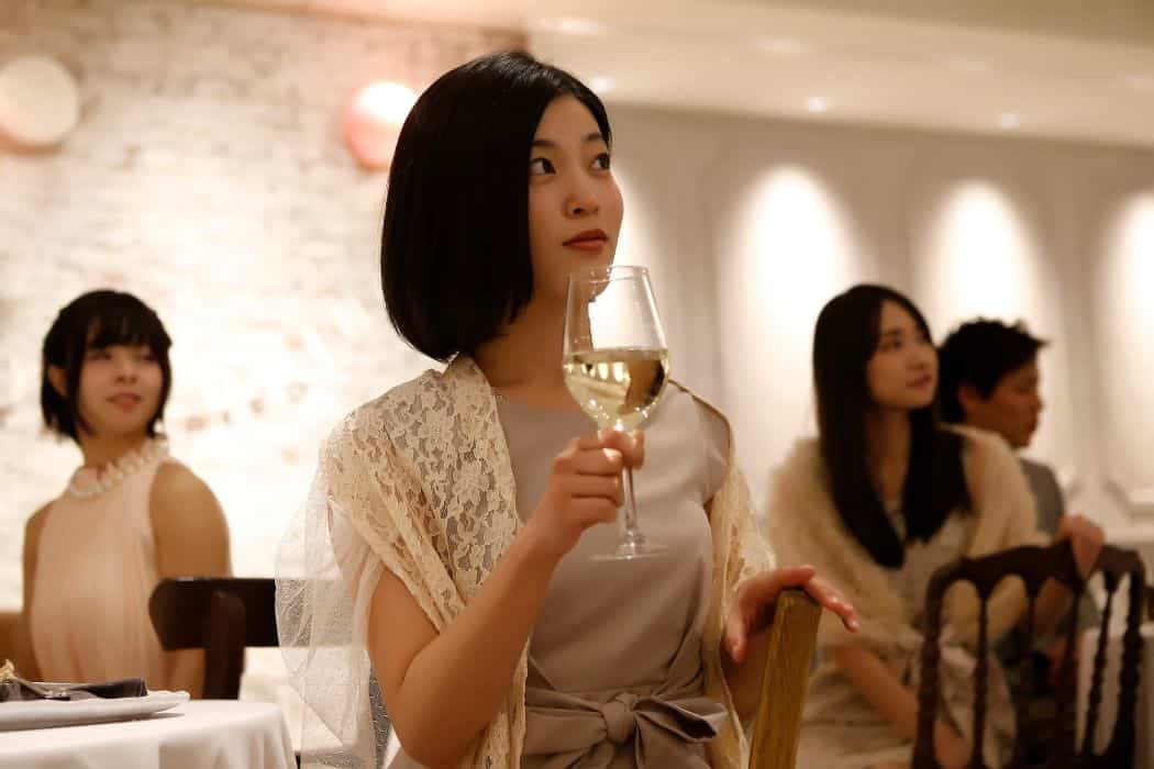 結婚式二次会にはどんな服装やドレスで行くべき？会場別の女性のドレスコードを紹介