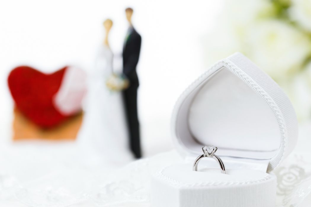 結婚式にはどんなアクセサリーが正解？マナー・NGポイント・ドレスに合わせるコツも紹介！