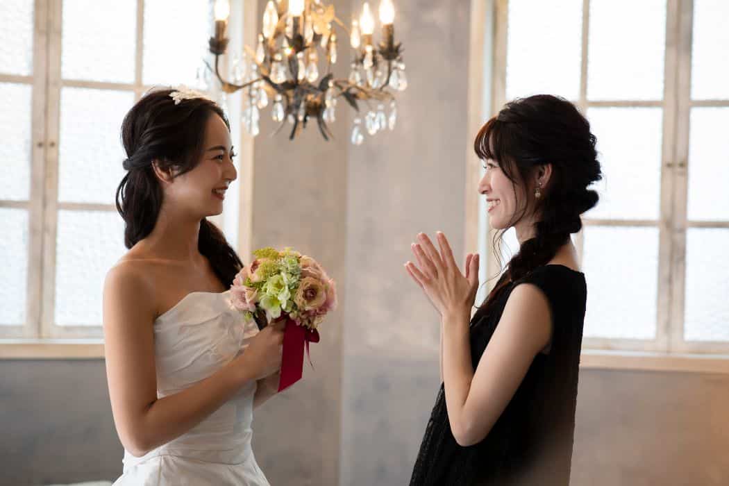 結婚式の黒ドレスはNG？マナー・着こなしのポイントを紹介！