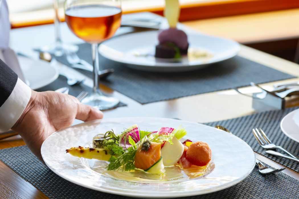 ホテルディナーやランチにふさわしい服装って？季節ごとのスタイルやマナーを解説