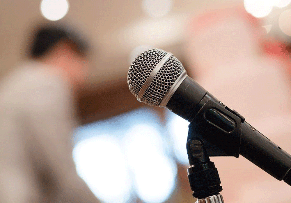 【結婚式・披露宴】挨拶＆スピーチ例文集！基本的なマナーとスピーチに適した服装を解説！