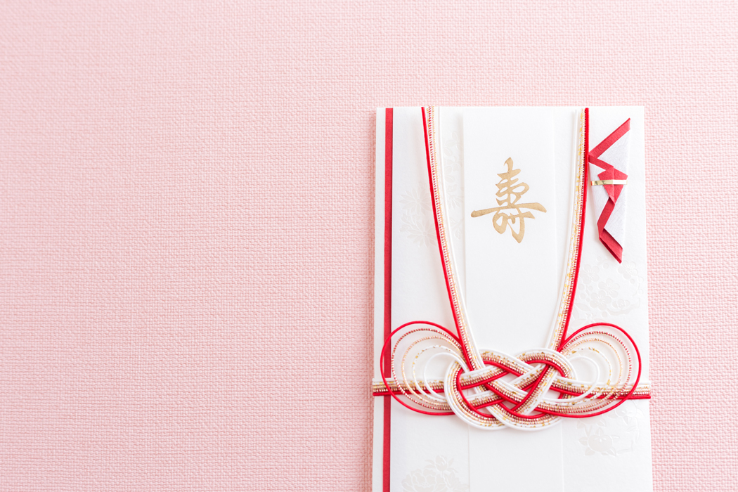 結婚式のご祝儀袋の書き方は？選び方や渡し方のマナーを解説！