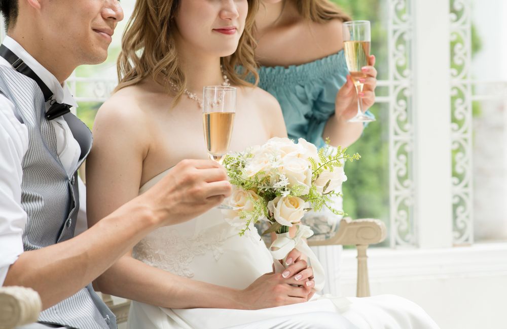 結婚式メイクのポイントとは？華やかさを演出する方法や基礎知識、マナーを解説