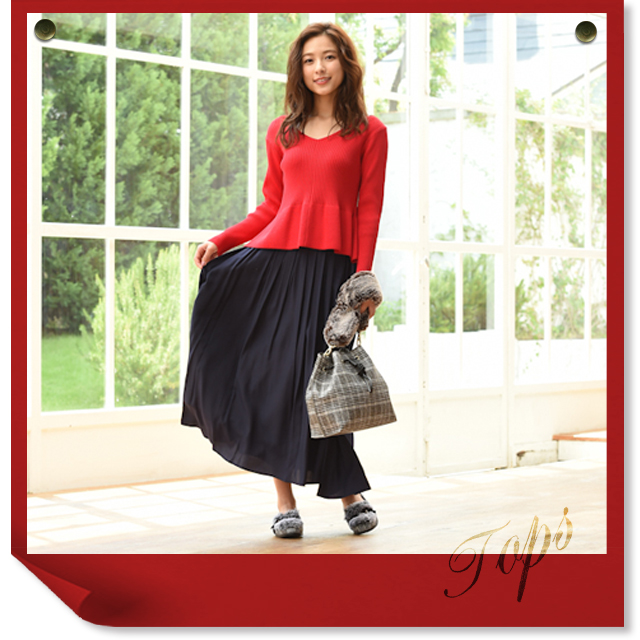 赤トップスのコーディネート