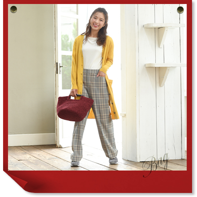 赤のバッグのコーディネート