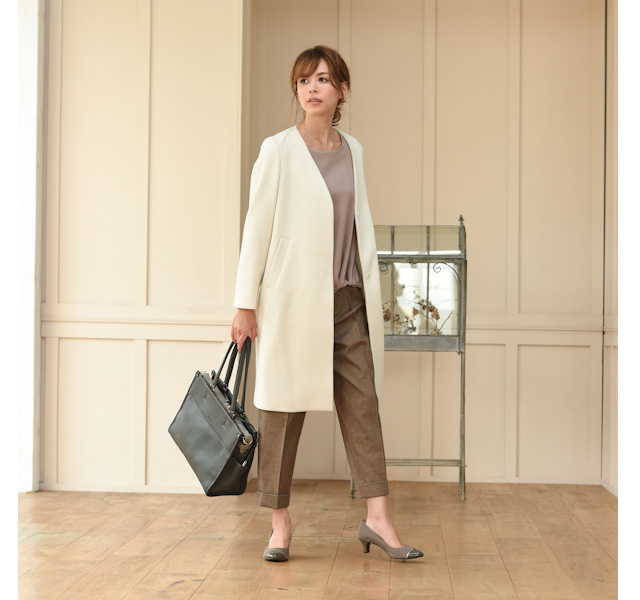 ノーカラーコートのコーディネート２