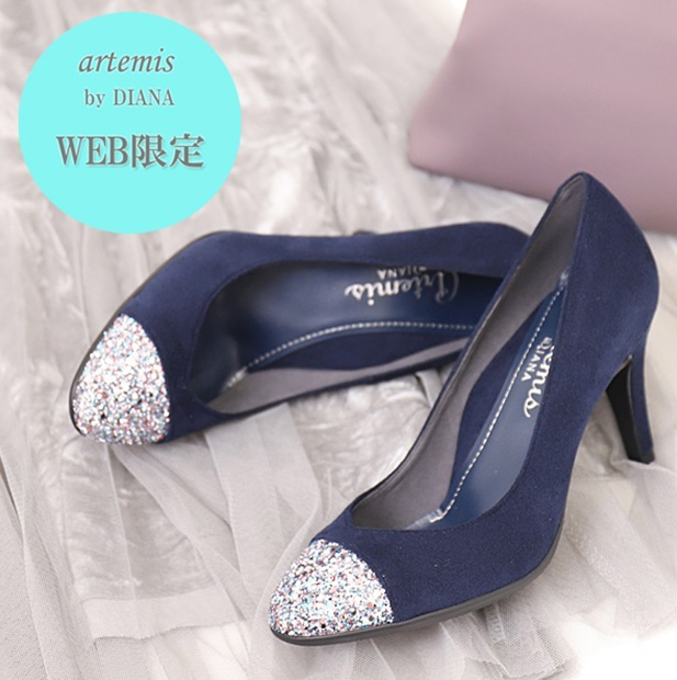 グリッターパンプスの足元