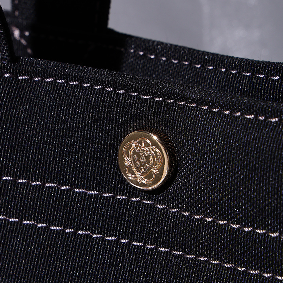 エンブレムが刻印されたハトメ