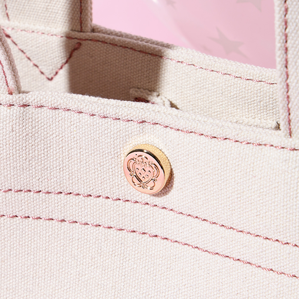 エンブレムが刻印されたハトメ